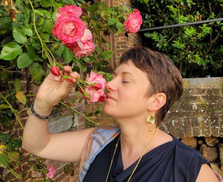 Photo de la Doula r'Eve qui sent une rose