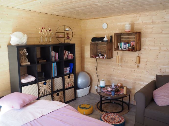 Espace chaleureux de la doula r'Eve avec table de massage, bibliothèque, coin détente et décoration cocooning pour l’accompagnement périnatal