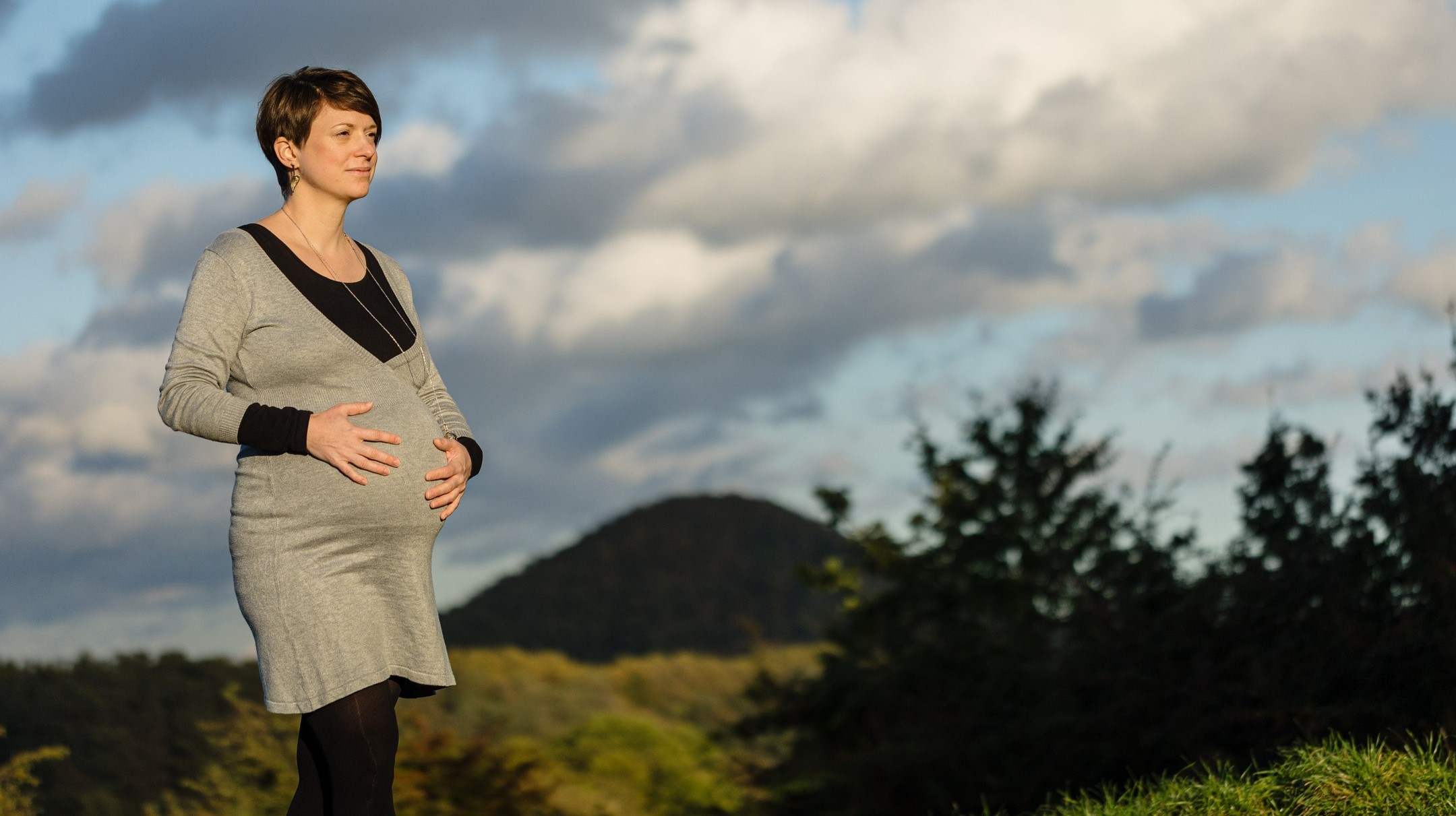 Photo de la doula r'Eve regardant vers l'horizon