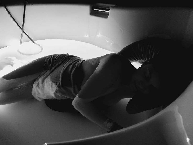 Photo de la doula r'Eve dans une baignoire de lors de la naissance de son fils