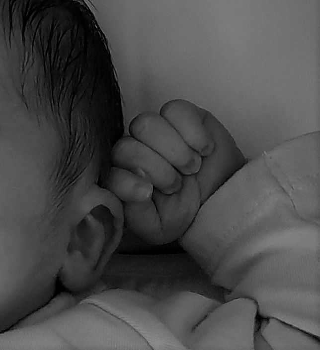 Photo de l'oreille et de la main d'un bébé