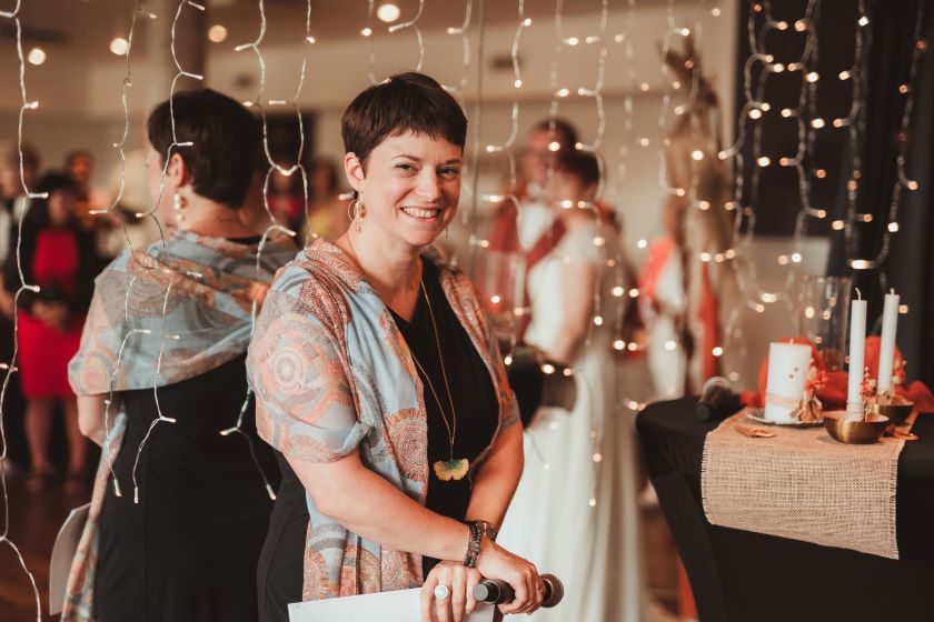 Photo de la doula r'Eve lors de la célébration d'un mariage