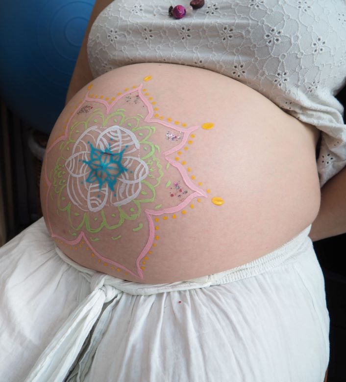 Photo du ventre de la doula r'Eve lors de sa mamablessing