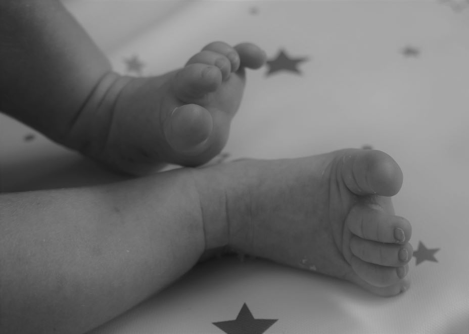 Photo des pieds d'un bébé lors d'un atelier donné par la doula r'Eve