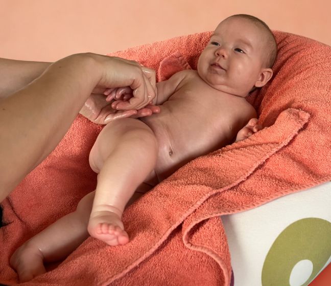 Photo des pieds d'un bébé lors d'un atelier donné par la doula r'Eve