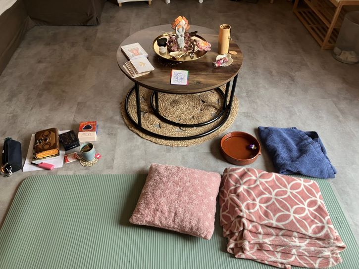 Photo d'un autel avec des cartes, un koshi et autres objets pouvant être utilisés pour créer un rituel personnalisé avec l'aide de la doula r'Eve