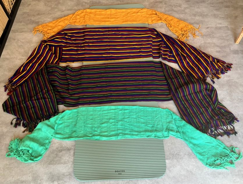 Photo des rebozos utilisés par la doula r'Eve lors des rituels avec rebozo